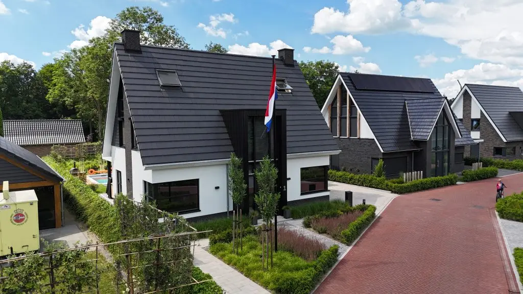 Vrijstaande woning familie Hospers in Vriezenveen, gebouwd via design-build door Webbink Bouwgroep met eigen ontwerp en casco realisatie.