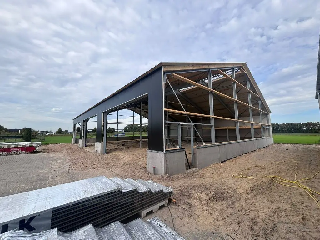 Nieuwe machineopslag van Abbink Aardappelen in aanbouw in Vriezenveen, gerealiseerd door Webbink Bouwgroep, met staalconstructie en aangebrachte beplating.