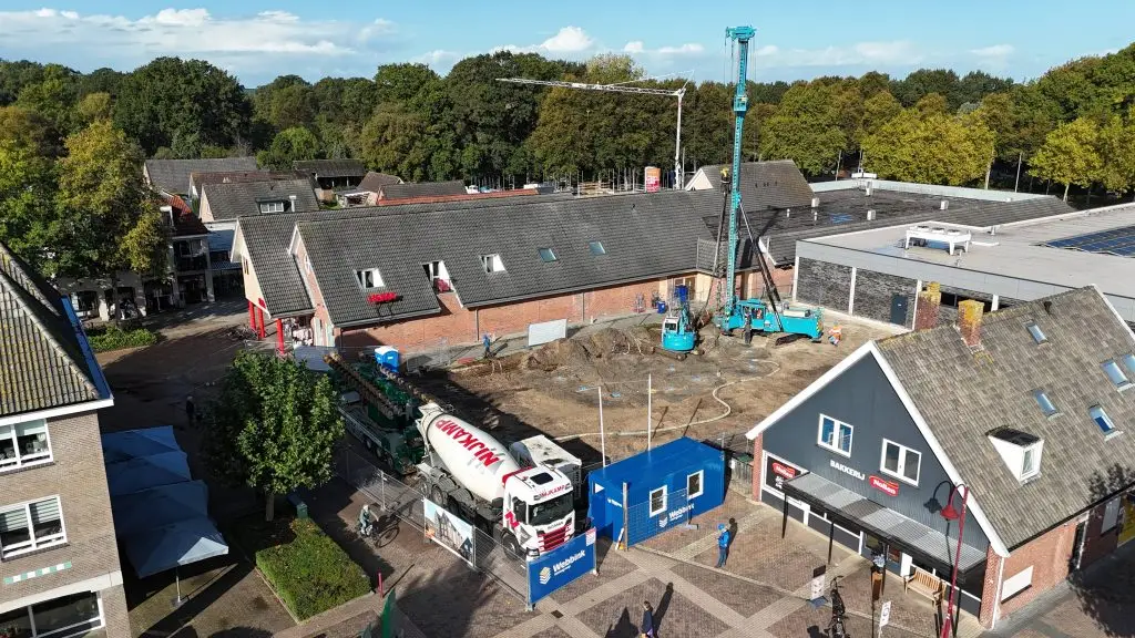 Webbink Bouwgroep brengt schroefpalen aan voor de fundering van wooncomplex De Gebroeders met 24 duurzame huurappartementen in Vriezenveen.